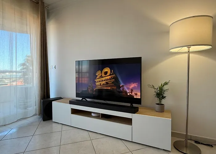 Elegant With Private Pool, Parking & 5min To Apartment *